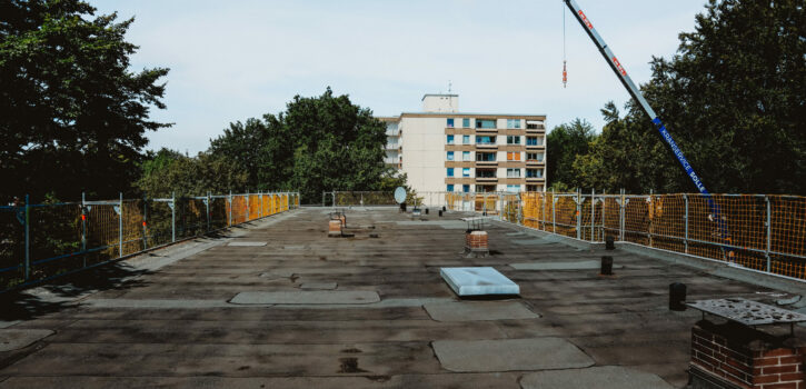 Instandsetzungsmaßnahme eines undichten Flachdachs - Übersichtsaufnahme des zu sanierenden Kaltdachs