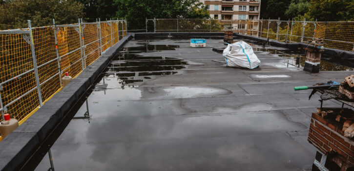 Instandsetzungsmaßnahme eines undichten Flachdachs - Applikation der Dampfsperre auf der Betontragplatte