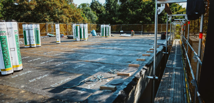 Instandsetzungsmaßnahme eines undichten Flachdachs - Applikation der Elastomerbitumen-Schweißbahnen