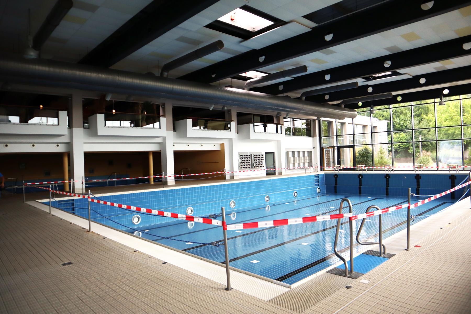 Bauwerksuntersuchung in einem Schwimmbad zur Feststellung des technischen IST-Zustands Das Bild zeigt eine Schwimmerbecken in einem Hallenbad, dass die Mitarbeitenden der KKOe Beratende Ingenieure PartG mbB untersucht haben. In erster Linie sollten Haftzugfestigkeiten geprüft werden, um den Haftverbund zwischen den Fliesen und der darunterliegenden Schichten beurteilen zu können. Das Ergebnis dieser Bauwerksuntersuchung hilft, eine sinnvolle Sanierungsmaßnahme auszuarbeiten.