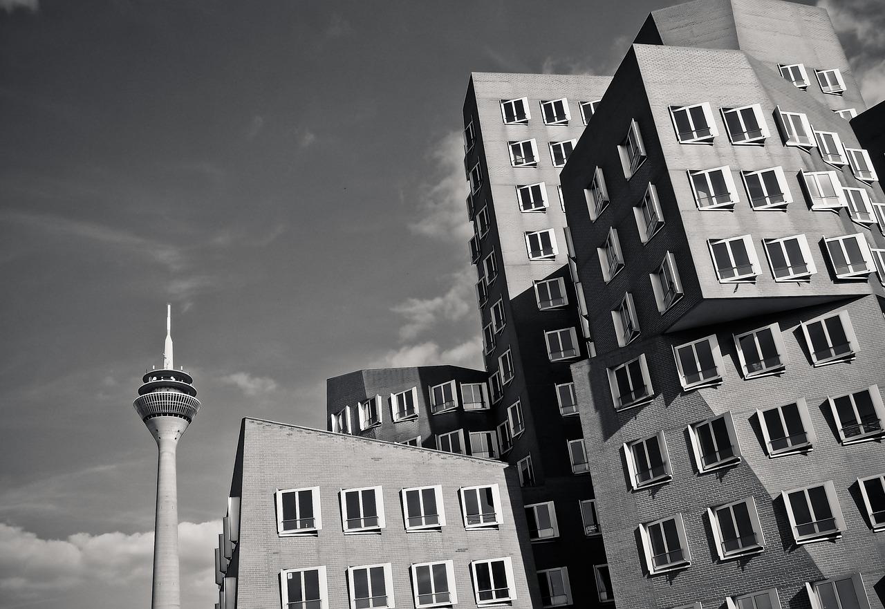 Ingenieurbüro Düsseldorf Das Bild zeigt die Gehry-Bauten und den Fernsehturm von Düsseldorf. Die Aufnahme dient als Beitragsbild und den Standort des Ingenieurbüros KKOe Beratende Ingenieure Kempis Kleisa PartG mbB in der Landeshauptstadt Düsseldorf zu symbolisieren.