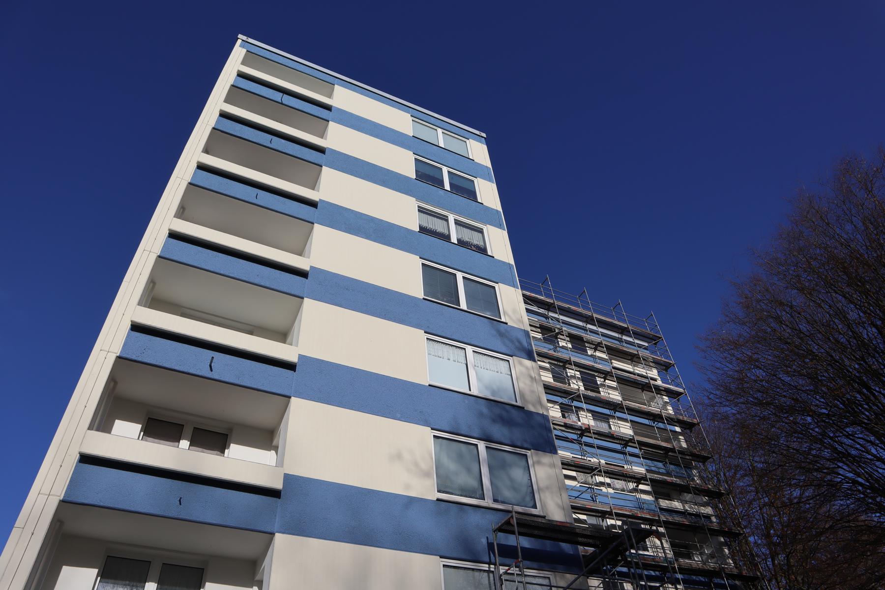 Das Bild zeigt ein Hochhaus in Hilden, dessen Fassade durch die KKOe Beratenden Ingenieure Kempis Kleisa PartG mbB saniert worden ist. Die Bauleiter unseres Ingenieurbüros haben die Applikation eines Abdichtungssystems auf der Fassadenfläche als auch die Erneuerung der bauteiltrennenden Fugen des Fassadensystems überwacht.