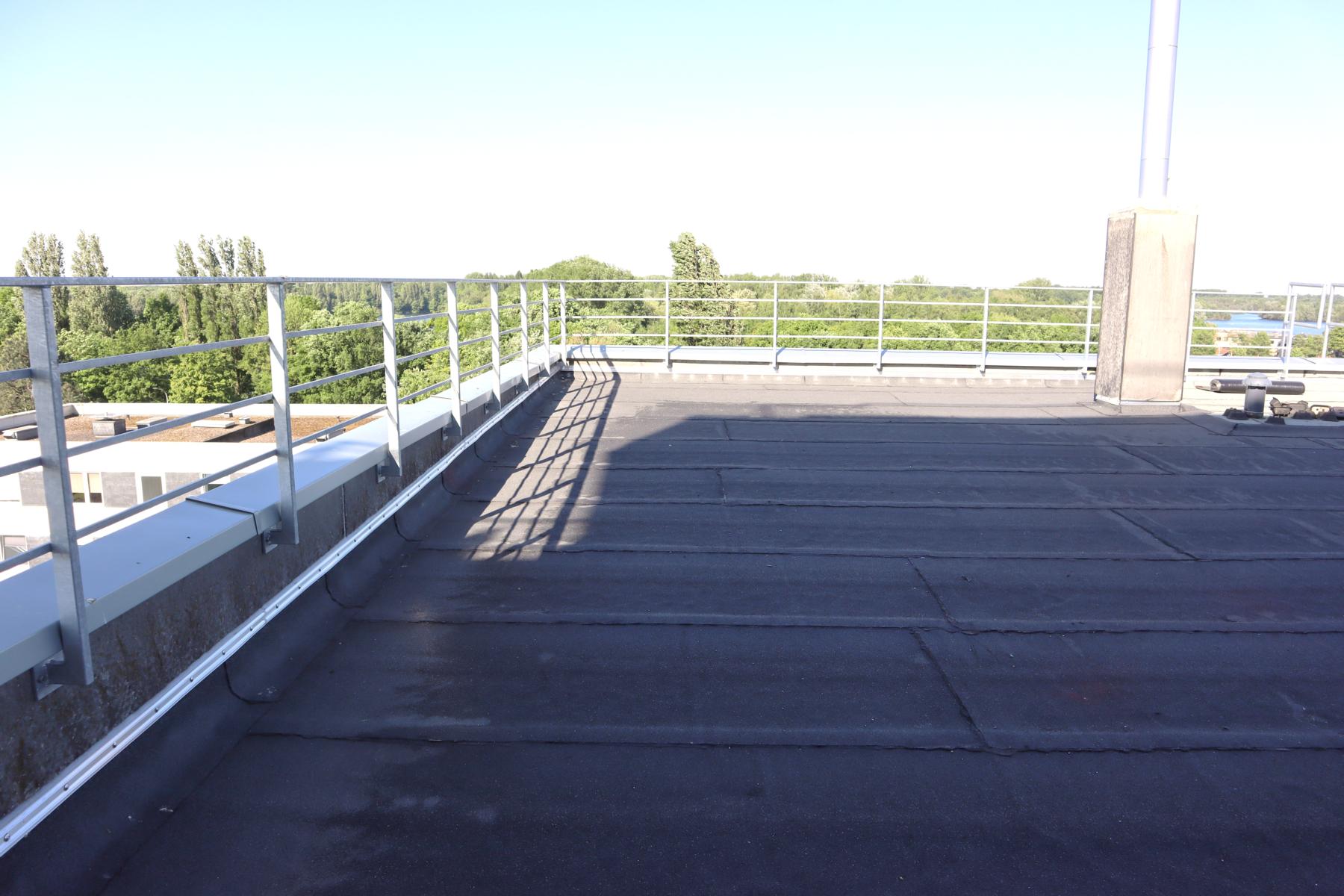 Das Bild zeigt den Teilbereich eines durch die KKOe Beratende Ingenieure Kempis Kleisa PartG mbB instandgesetzten Flachdachs - zuvor war das Flachdach undicht. Die KKOe bzw. deren Bauleiter haben die Flachdachsanierung überwacht.