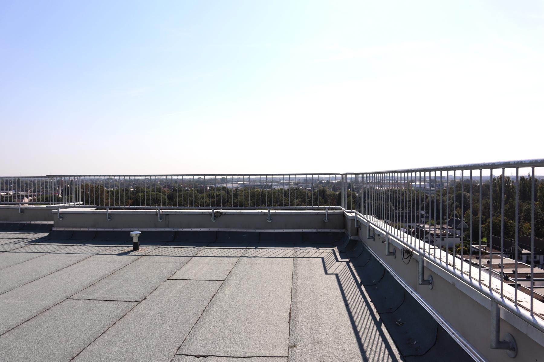 Das Bild zeigt eine mit Bitumenbahnen sanierte Flachdachfläche. Die Applikation der Bauwerksabdichtung bzw. Flachdachabdichtung wurde von der KKOe Beratende Ingenieure Kempis Kleisa PartG mbB überwacht.