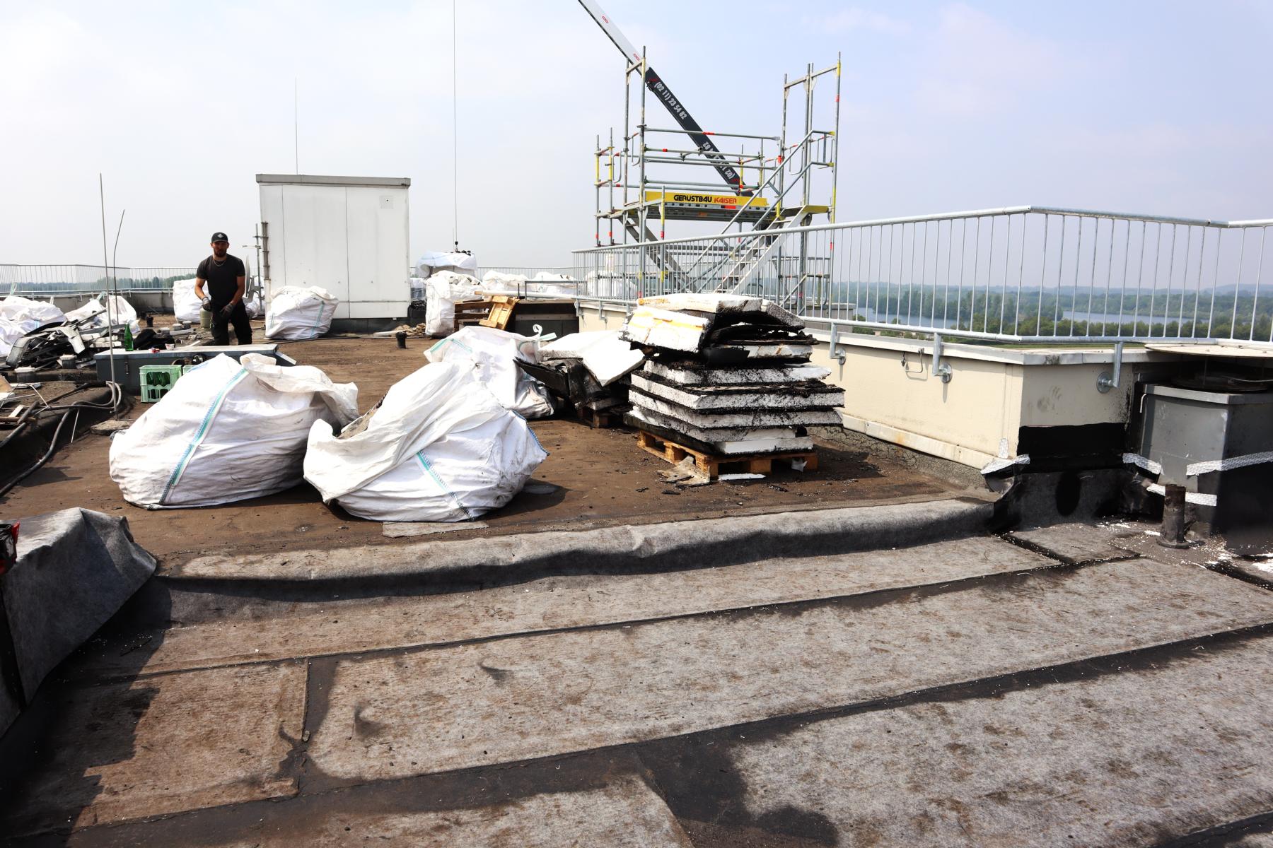 Das Bild zeig die Instandsetzung einer Flachdachkonstruktion. Der Abbruch der alten (wasserdurchlässigen) Flachdachkonstruktion ist dort abgebildet. Die Aufnahme stammt von einem Bauleiter der KKOe Beratende Ingenieure Kempis Kleisa PartG mbB