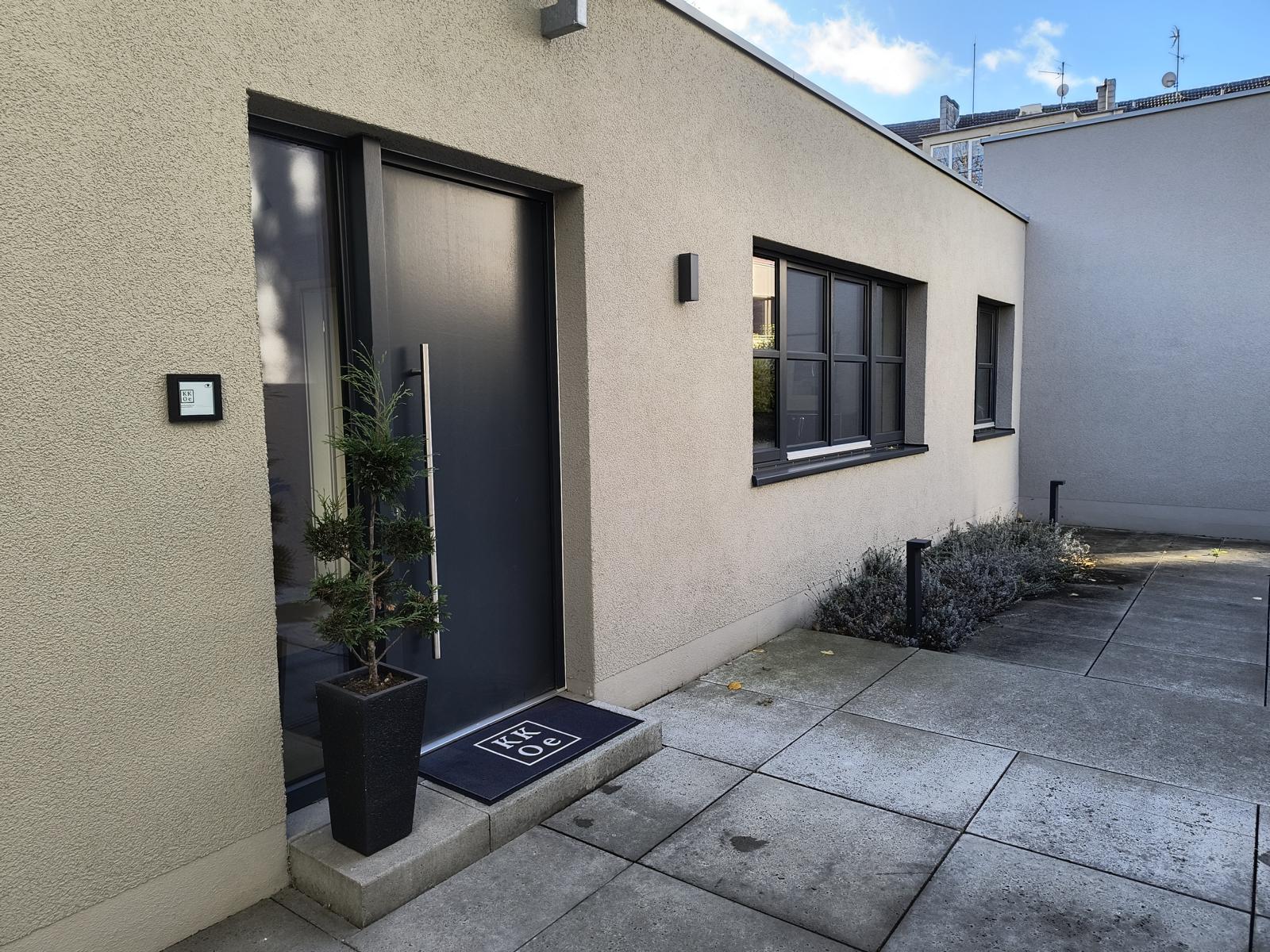 Das Bild zeigt den Haupteingang des Ingenieurbüro KKOe Beratende Ingenieure Kempis Kleisa PartG mbB.