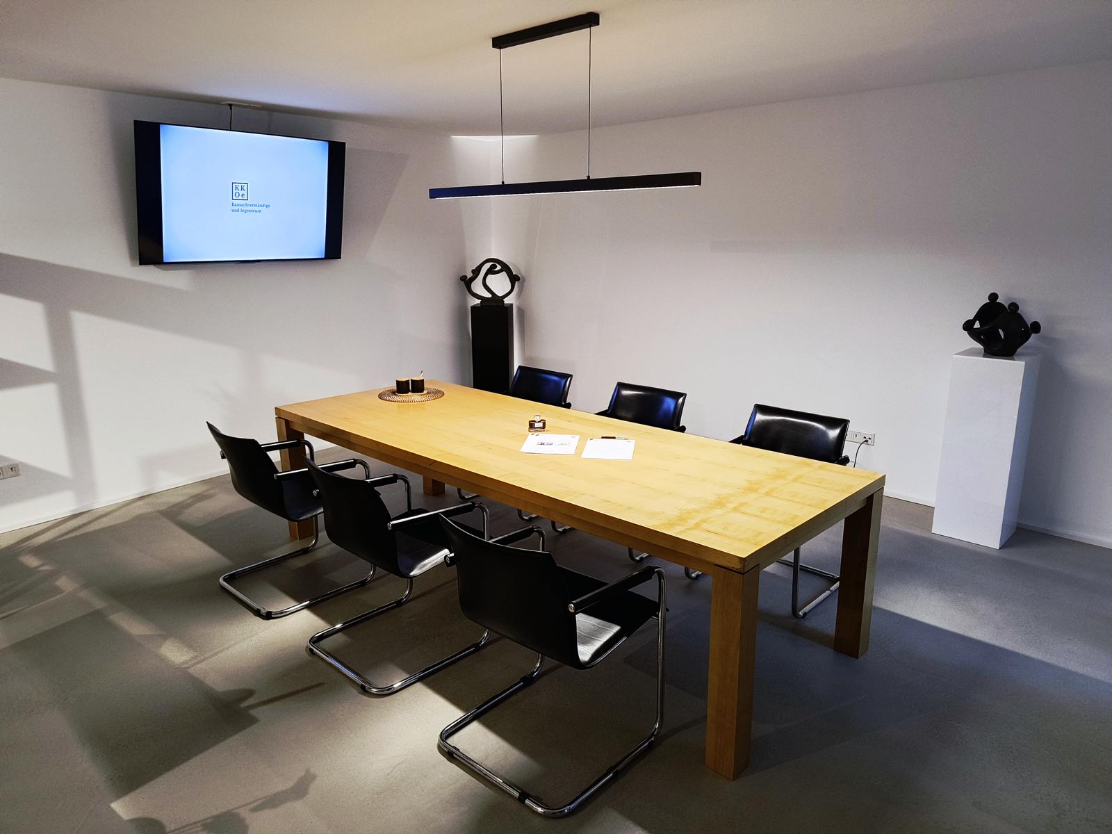 Das Bild zeigt den Konferenzraum des Ingenieurbüro KKOe Beratende Ingenieure Kempis Kleisa PartG mbB.