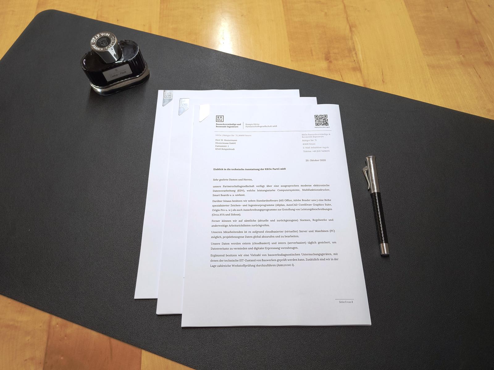 Das Bild zeigt Dokumente (Briefe auf dem Konferenztisch im Besprechungsraum) des Ingenieurbüro KKOe Beratende Ingenieure Kempis Kleisa PartG mbB.