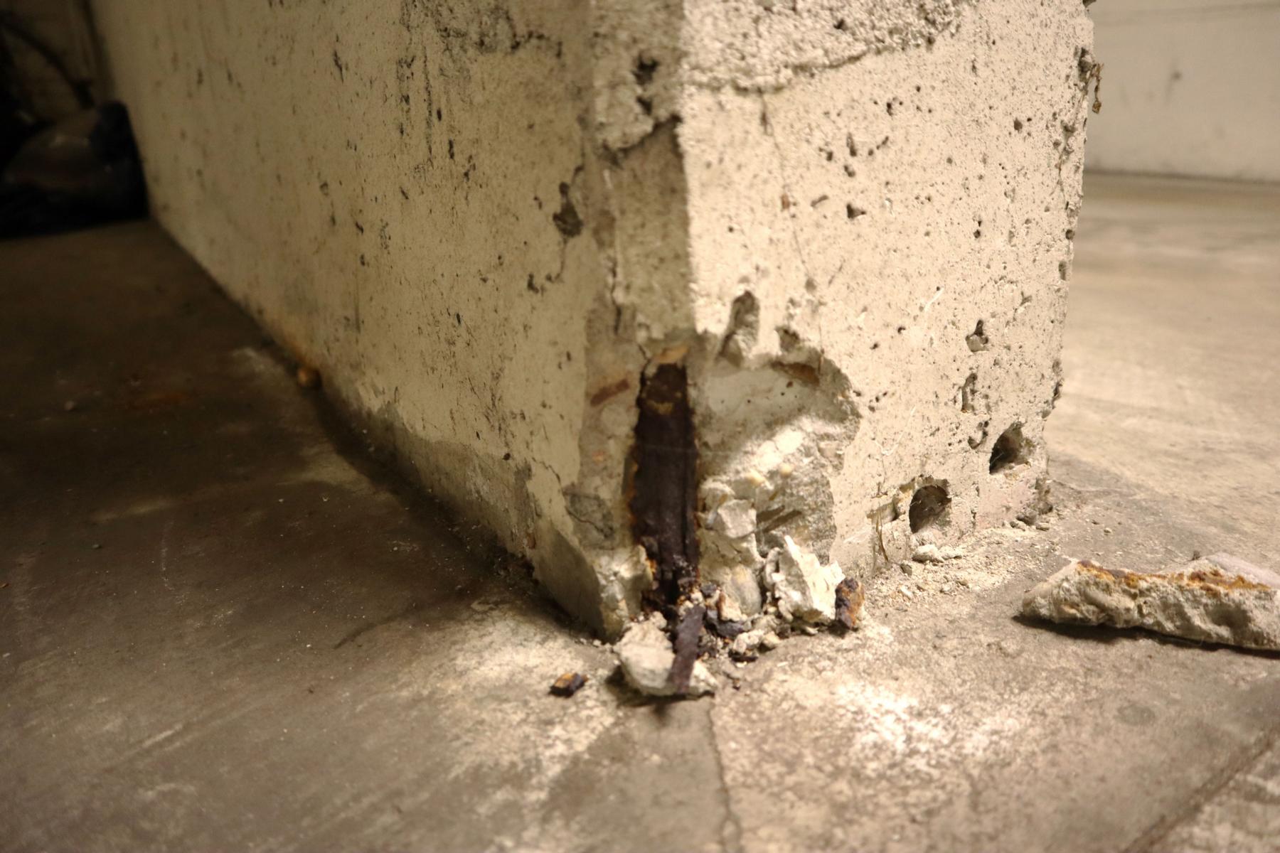 Bauteilabplatzung an einem Stützenfuß infolge von Chloriden Das Bild zeigt eine Bauteilabplatzung an einem Stützenfuß infolge von Chloriden, welche durch PKWs in die Tiefgarage eingeschleppt wurden. Der Beton ist aufgrund des korrodierten Stahls bzw. durch die während des Rostens entstehenden Kristallisationsdrücke "abgesprengt" worden.