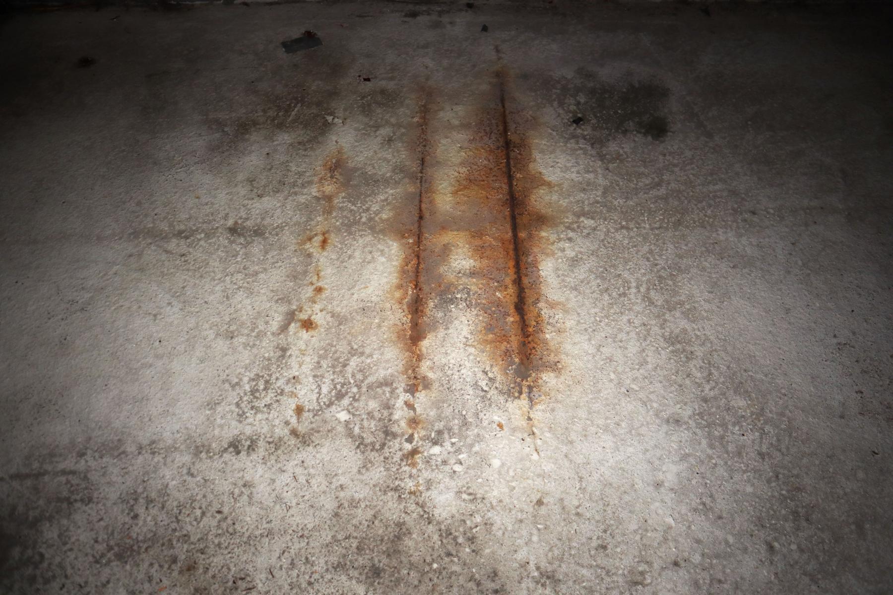 Korrosion der oberflächennaher Stahlbewehrung einer Betonplatte Das Bild zeigt die Korrosion eines Betons aufgrund einer chloridinduzierten Bewehrungskorrosion. Zusätzlich ist die Betonüberdeckung nach den heute anerkannten Regeln der Technik viel zu niedrig, weswegen es zu massiven Betonabplatzungen in diesem Zusammenhang kam.