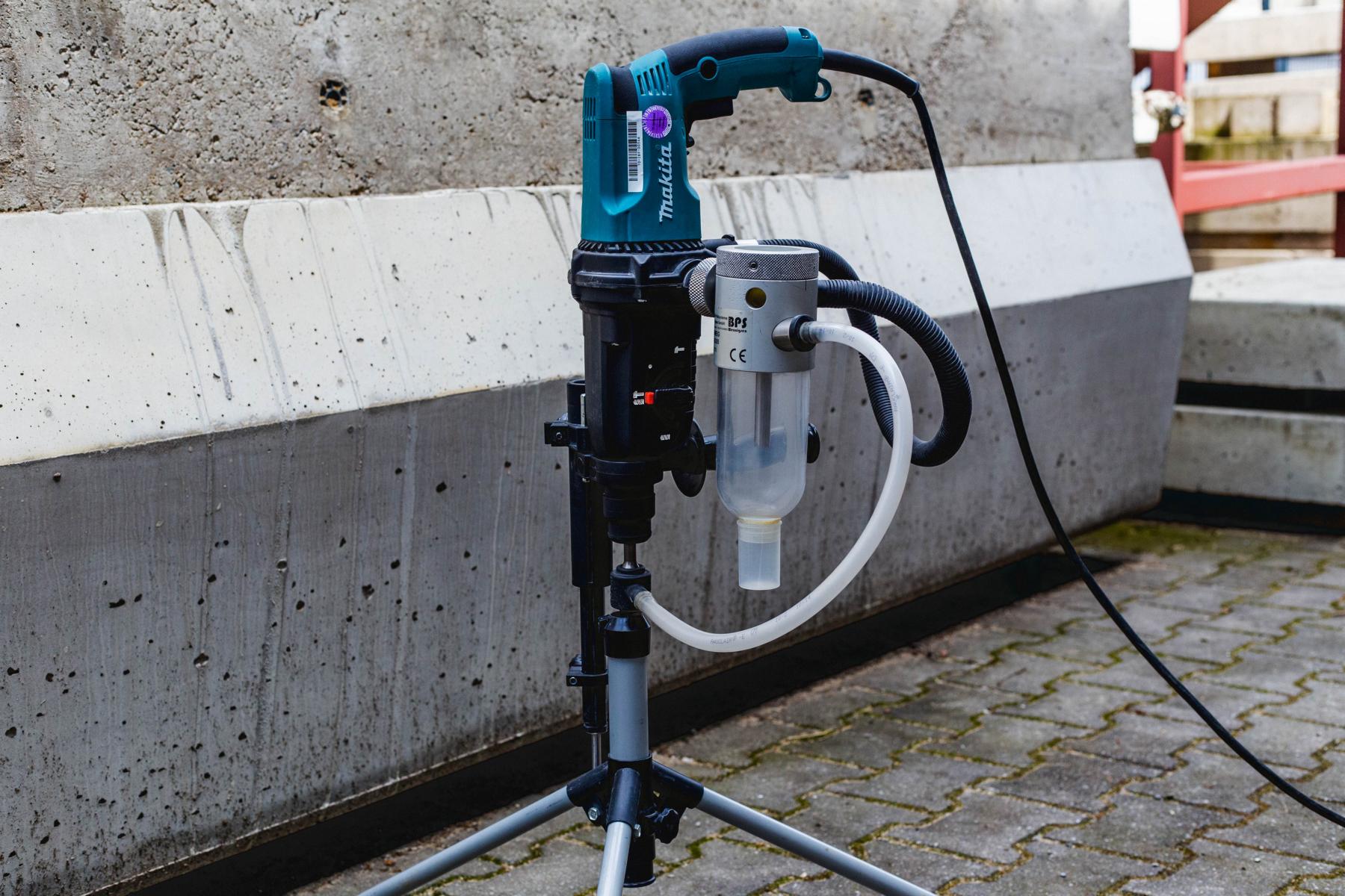 Bohrmehlprobenentnahmegerät Das Bild zeigt das Bohrmehlprobenentnahmegerät, womit Bohrmehlproben aus dem Beton entnommen werden. Die Bohrmehlentnahme dient der Bewertung der Bausubstanz.