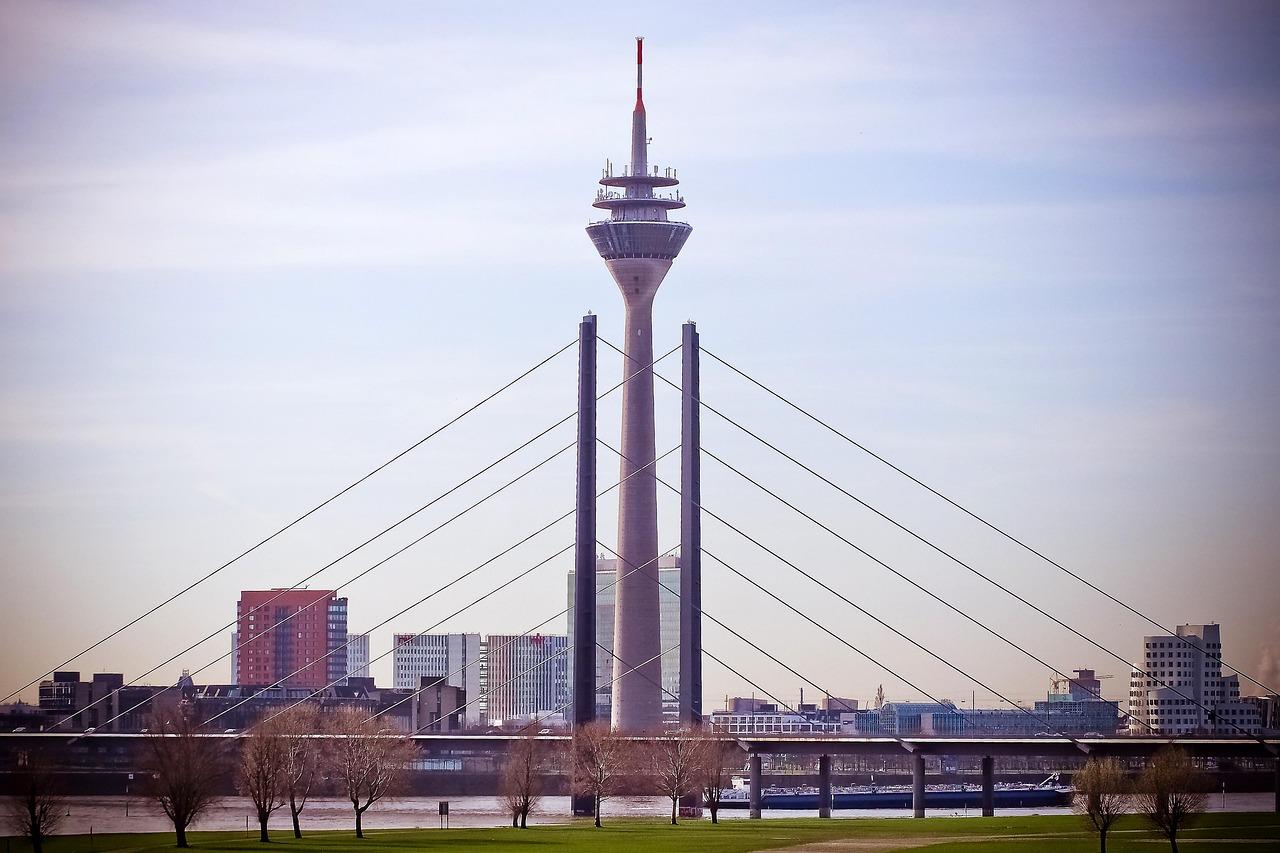Ingenieurbüro Düsseldorf Das Bild zeigt die Skyline einschließlich des Fernsehturms von Düsseldorf. Die Aufnahme dient als Beitragsbild und den Standort des Ingenieurbüros KKOe Beratende Ingenieure Kempis Kleisa PartG mbB in der Landeshauptstadt Düsseldorf zu symbolisieren.