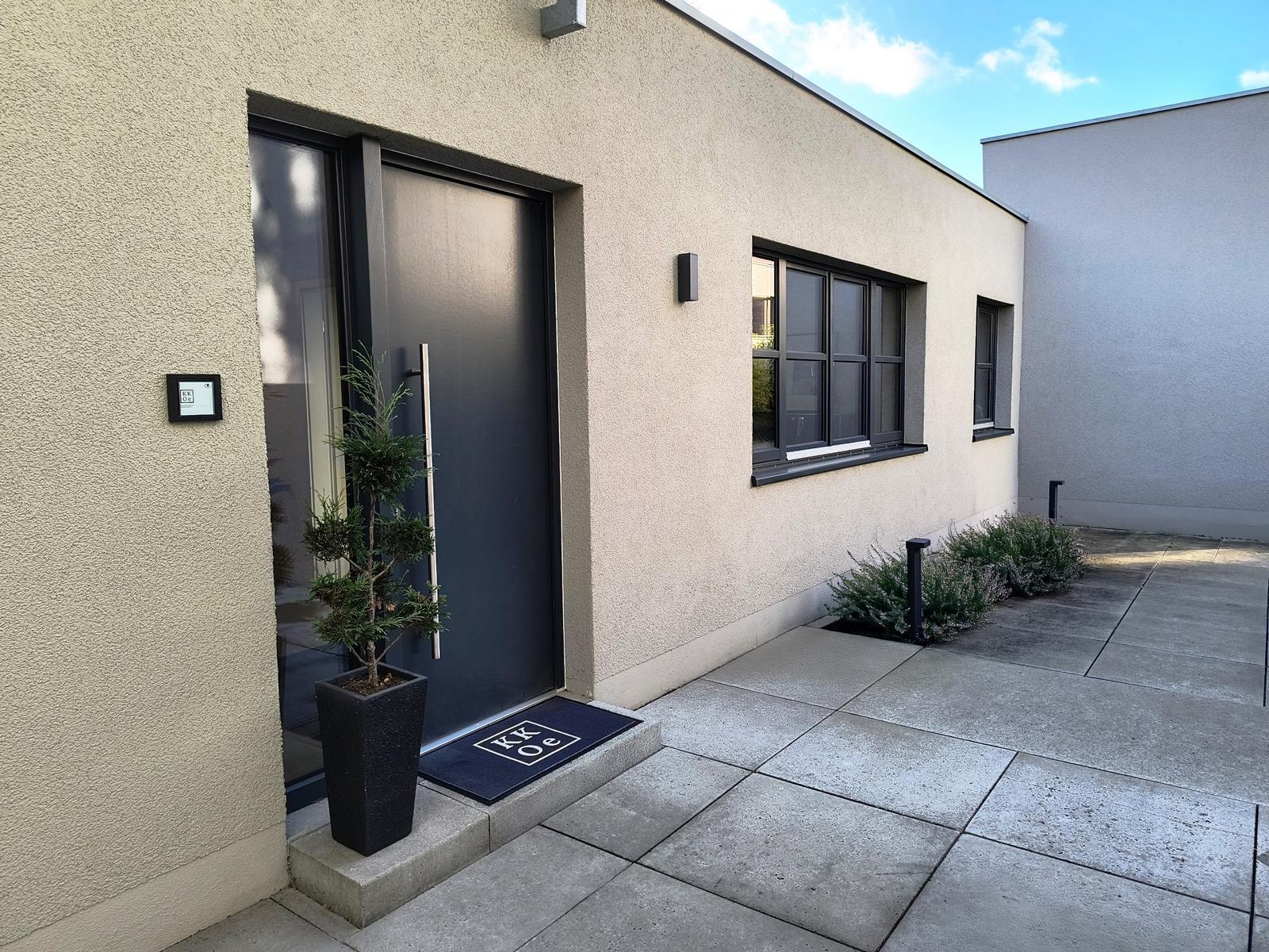 KKOe Das Bild zeigt den Haupteingang des Ingenieurbüros KKOe Beratende Ingenieure Kempis Kleisa PartG mbB