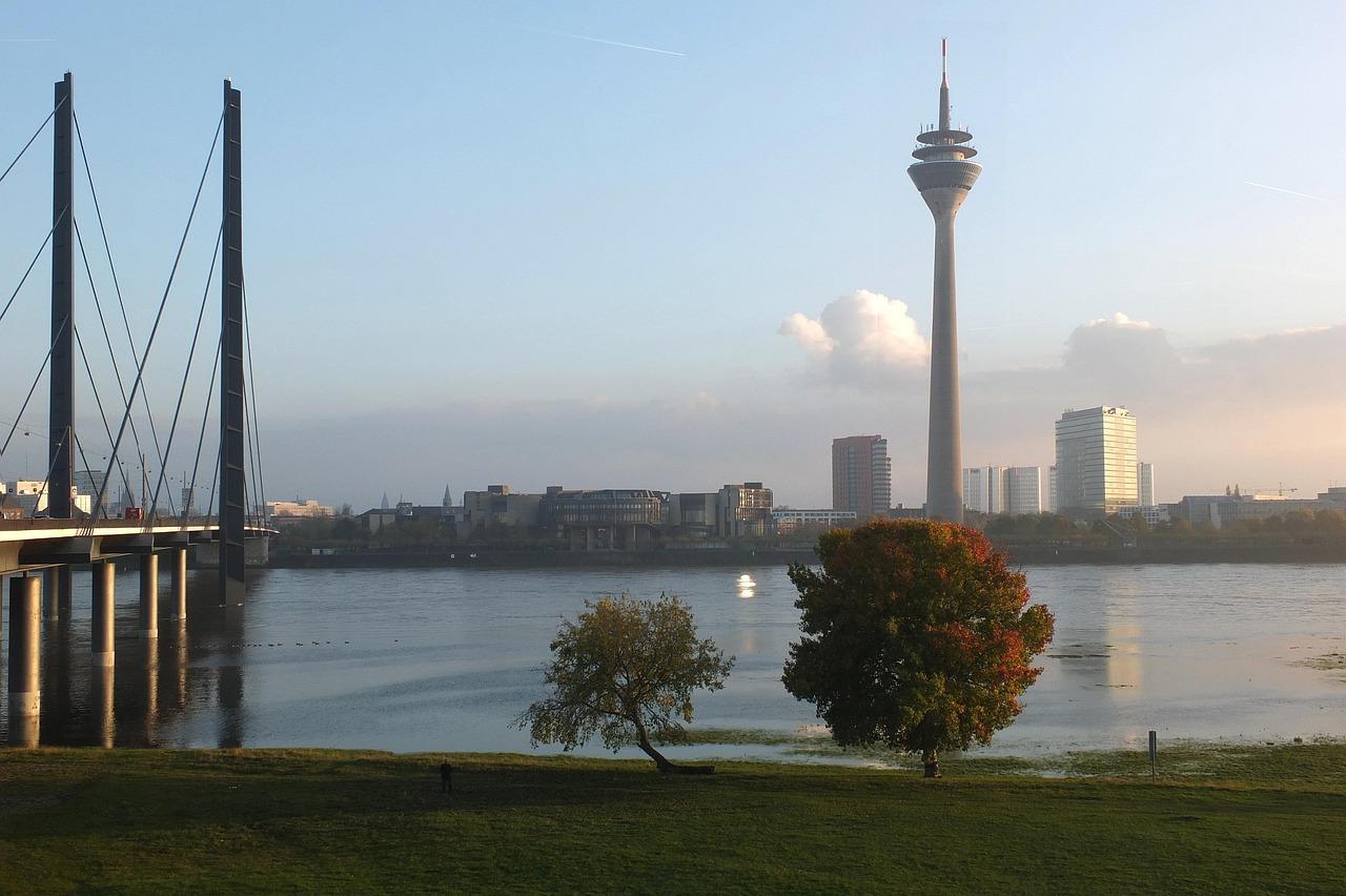 Skyline Düsseldorf Das Bild zeigt die Skyline von Düsseldorf und den davor fließenden Rhein. Das Foto wurde vom Stadtteil Oberkassel aus fotografiert.