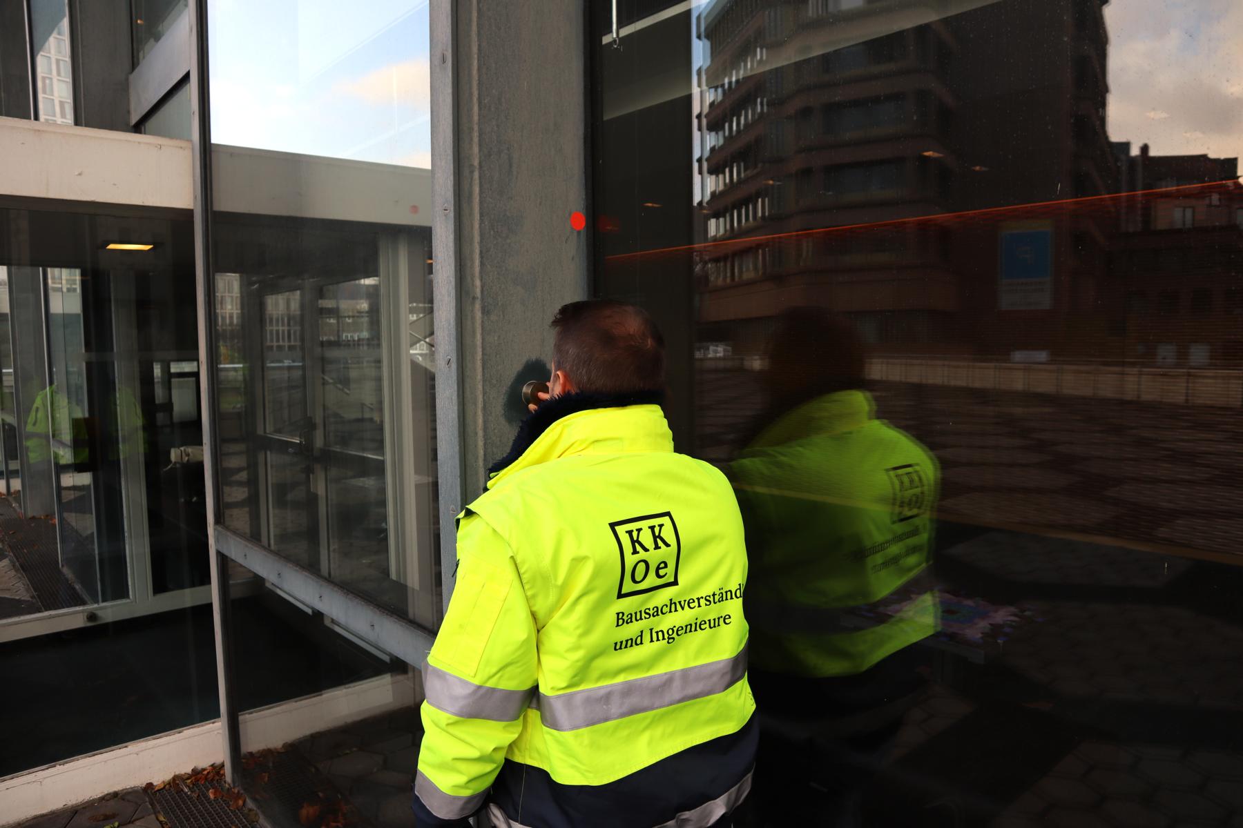 Prüfung der Haftzugfestigkeit eines Stahlträgers zur Beurteilung des Haftverbunds zwischen Beschichtung und Stahl Prüfung der Haftzugfestigkeit durch einen Mitarbeiter der KKOe Beratenden Ingenieure eines Stahlträgers zur Beurteilung des Haftverbunds zwischen Beschichtung und Stahl im Zuge einer Bauwerksuntersuchung.